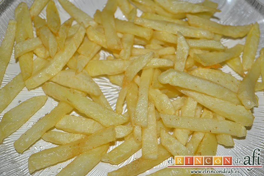 Papas fritas con berberechos de Agaete, poner las papas ya fritas en el plato de presentación