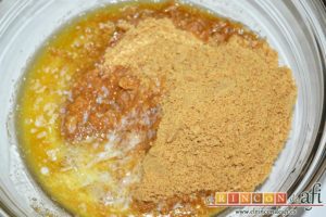 Pastelitos de crema de limón y merengue, mezclar