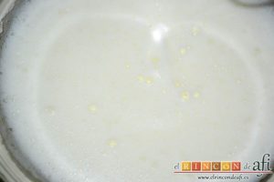 Pastelitos de crema de limón y merengue, montar las claras