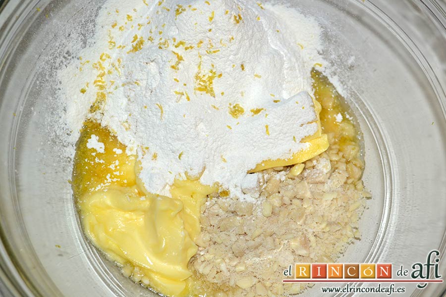 Sbriciolana, triturarlas un poco y añadir la mantequilla, la harina tamizada y la ralladura de un limón