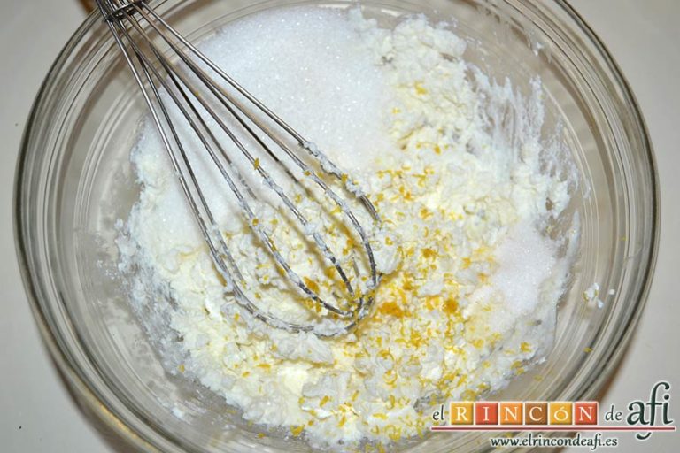 Tarta de Ricotta, añadir los azúcares y la ralladura de limón y mezclar