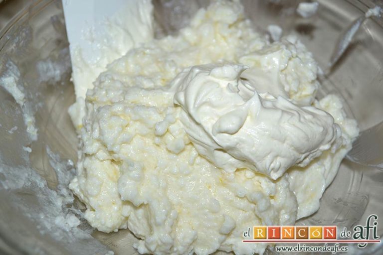 Tarta de Ricotta, añadir una cantidad de la nata al queso y mezclar