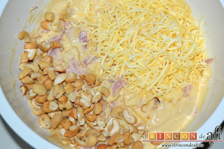 Cake de lacón, queso, pera y anacardos, añadirlos a la mezcla junto con el queso