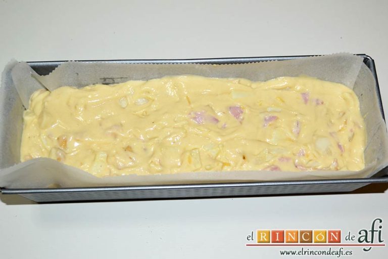 Cake de lacón, queso, pera y anacardos, verter en el molde