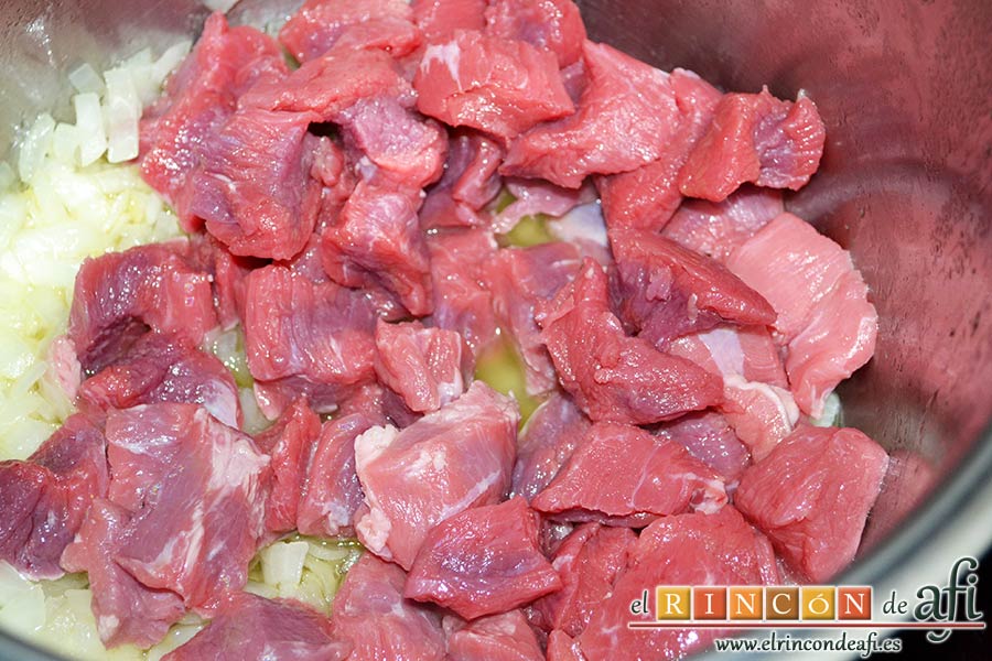 Carne estofada con verduras, cuando la cebolla esté translúcida añadir la carne