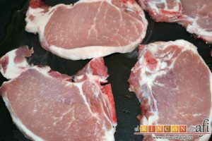 Chuletas de cerdo con salsa de mostaza antigua, sellar las chuletas en sartén