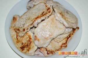 Chuletas de cerdo con salsa de mostaza antigua, salpimentar y reservar