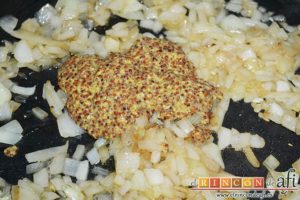 Chuletas de cerdo con salsa de mostaza antigua, añadir la mostaza antigua