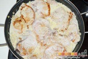 Chuletas de cerdo con salsa de mostaza antigua, agregar las chuletas