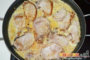Chuletas de cerdo con salsa de mostaza antigua, hornear