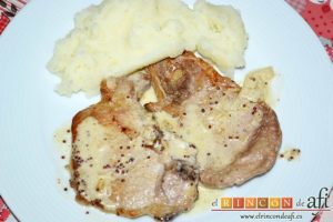 Chuletas de cerdo con salsa de mostaza antigua, sugerencia de presentación