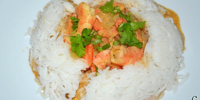 Curry de langostinos y leche de coco con arroz basmati
