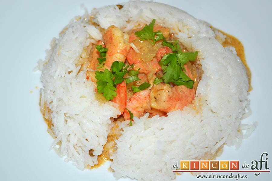 Curry de langostinos y leche de coco con arroz basmati