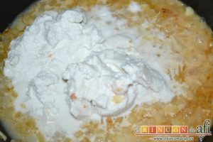 Curry de langostinos y leche de coco con arroz basmati, pochar en la misma sartén las cebollas y añadir la leche de coco