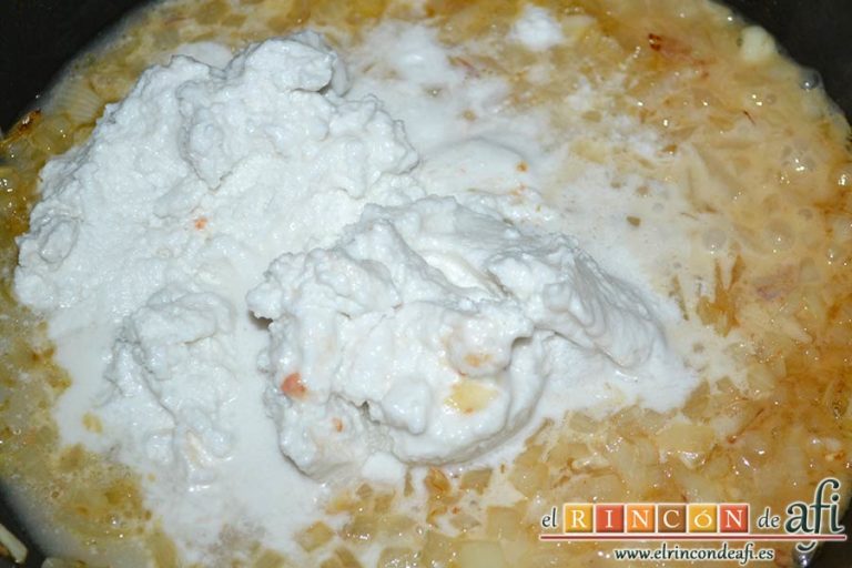 Curry de langostinos y leche de coco con arroz basmati, pochar en la misma sartén las cebollas y añadir la leche de coco