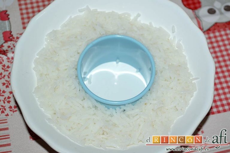 Curry de langostinos y leche de coco con arroz basmati, hacer una corona de arroz basmati