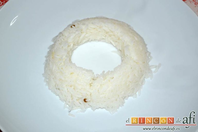 Curry de langostinos y leche de coco con arroz basmati, colocarla en el plato de presentación