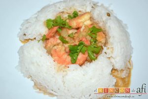 Curry de langostinos y leche de coco con arroz basmati, sugerencia de presentación