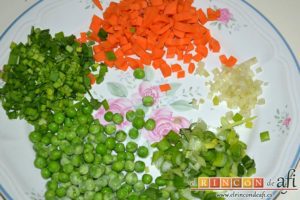 Ensalada de arroz con verduras, picar las verduras