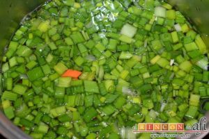 Ensalada de arroz con verduras, echar en un caldero las verduras con agua hirviendo