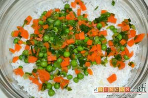 Ensalada de arroz con verduras, verter encima las verduras