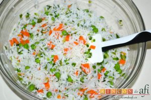 Ensalada de arroz con verduras, mezclar