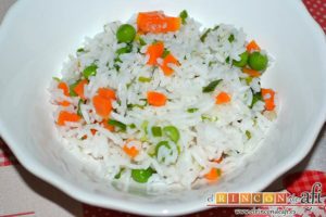 Ensalada de arroz con verduras, servir