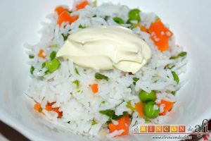 Ensalada de arroz con verduras, poner una porción del aliño encima