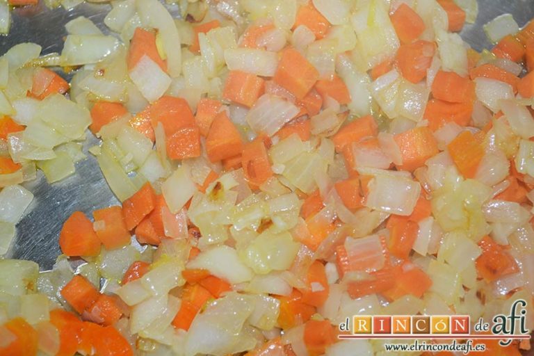Gratinado de papas y carne, añadir las zanahorias y las cebollas