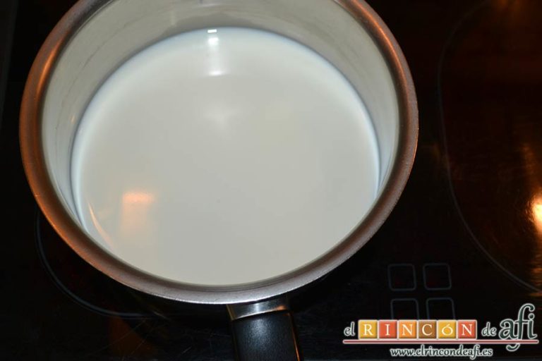 Panacota de yogur y moras, poner el resto de la leche en un cazo al fuego y agregar el azúcar