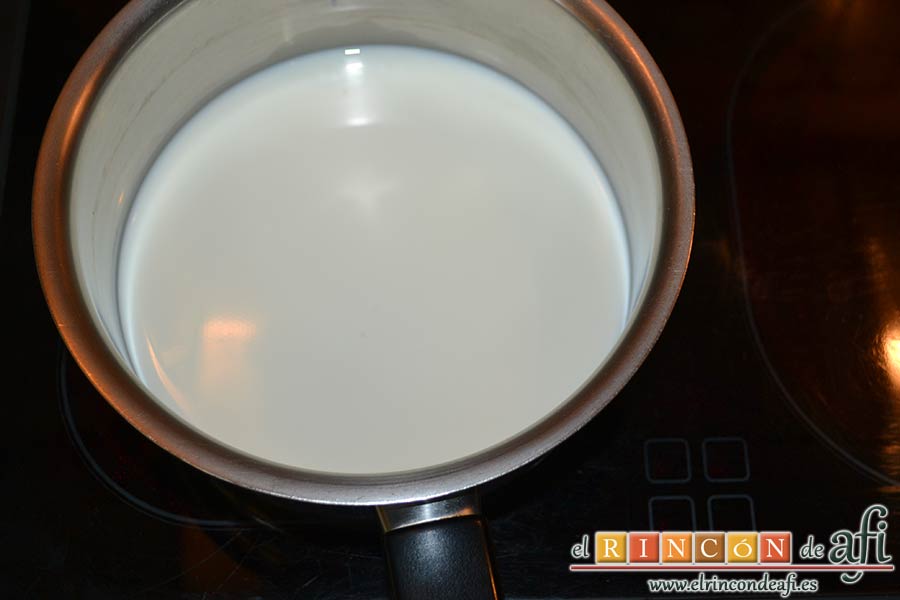Panacota de yogur y moras, poner el resto de la leche en un cazo al fuego y agregar el azúcar