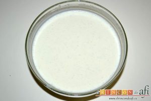 Panacota de yogur y moras, remover hasta conseguir mezcla homogénea