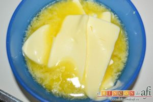 Tarta cebra de queso, yogur y moras, derretir la mantequilla