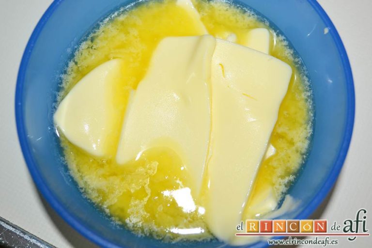 Tarta cebra de queso, yogur y moras, derretir la mantequilla
