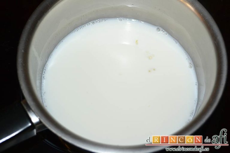 Tarta cebra de queso, yogur y moras, poner a calentar leche y echar la gelatina