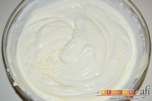Tarta cebra de queso, yogur y moras, mezclar bien con minipimer