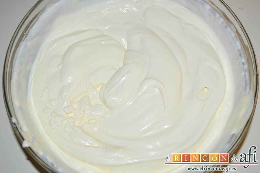 Tarta cebra de queso, yogur y moras, mezclar bien con minipimer
