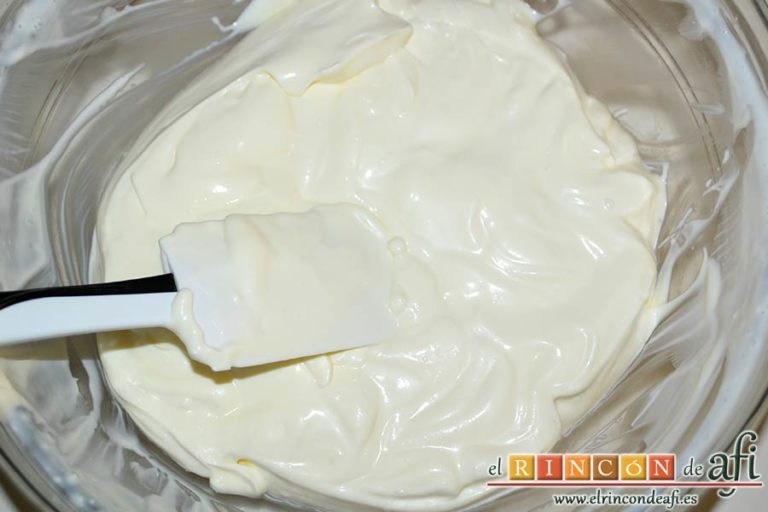 Tarta cebra de queso, yogur y moras, dividir la mezcla en dos partes