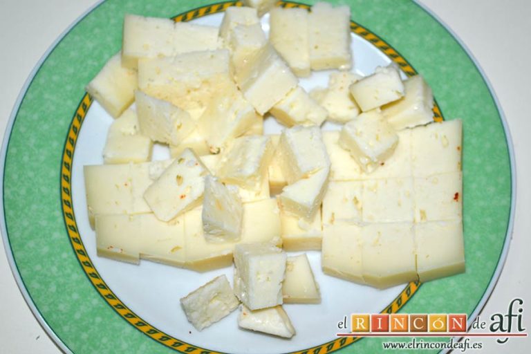 Tarta hojaldrada de papas con queso semicurado y lacón, cortar el queso