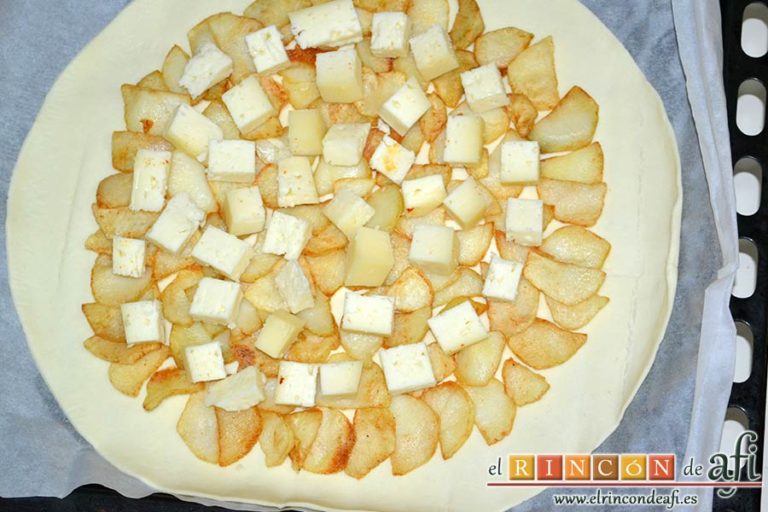 Tarta hojaldrada de papas con queso semicurado y lacón, añadir el queso