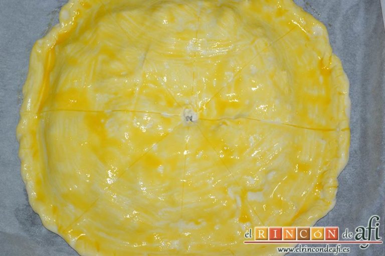 Tarta hojaldrada de papas con queso semicurado y lacón, pintar con huevo batido