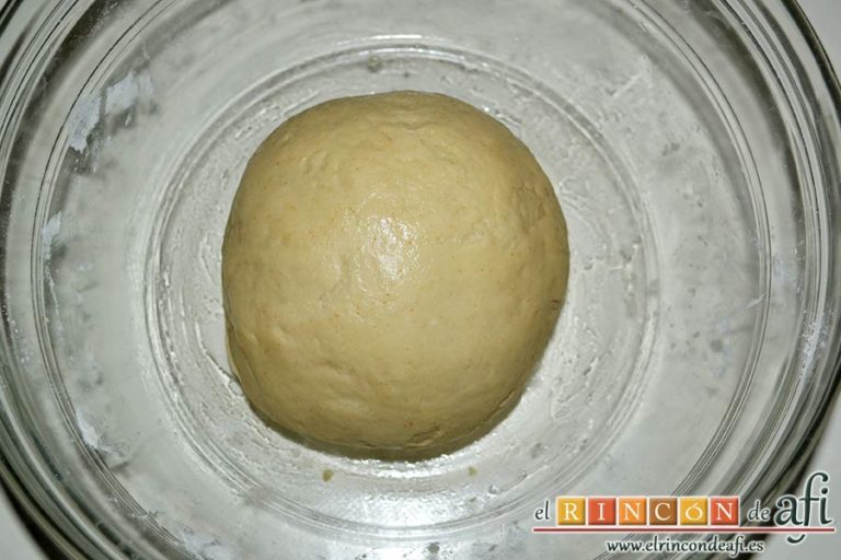 Empanada de langostinos y cebolla caramelizada, amasar y formar una bola