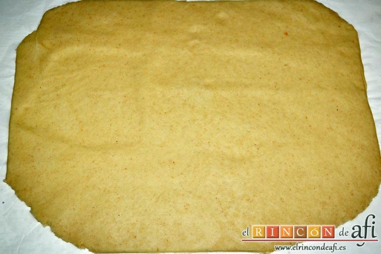 Empanada de langostinos y cebolla caramelizada, estirar la otra parte de la masa dándole forma parecida a la empanada