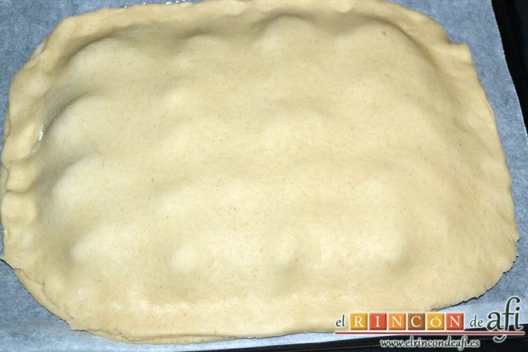 Empanada de langostinos y cebolla caramelizada, tapar la base con la otra masa