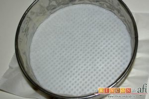 Flan de chocolate al horno, forrar el molde