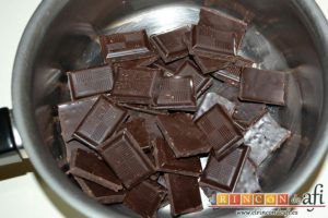 Flan de chocolate al horno, trocear el chocolate