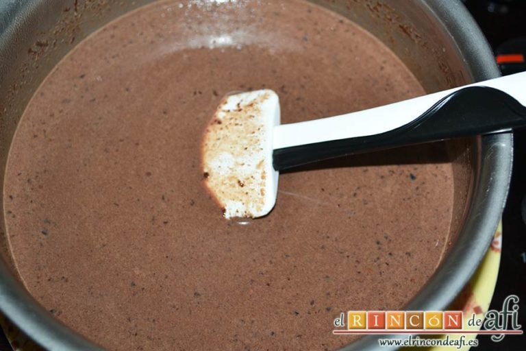 Flan de chocolate al horno, remover hasta fundir