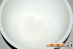 Flan de chocolate al horno, poner en un bol la harina tamizada con el azúcar