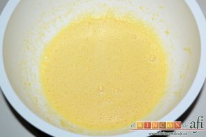 Flan de chocolate al horno, batir con varillas