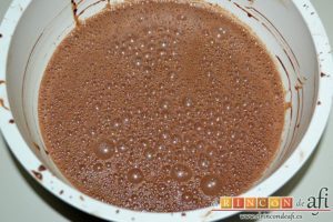 Flan de chocolate al horno, añadir sin dejar de batir la crema de chocolate